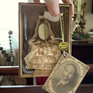 A Louis Nichole collection. 4 pieces